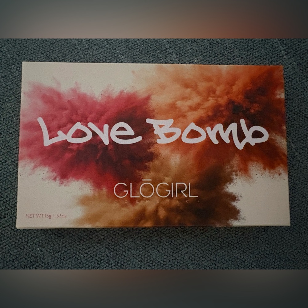 GlōGirl Love Bomb Eyeshadow Palette